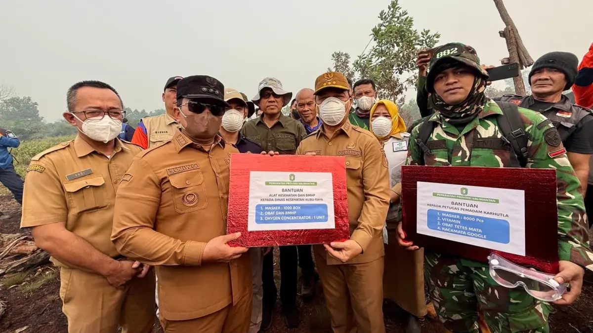 Gubernur Kalbar Ria Norsan menyalurkan bantuan air bersih secara simbolis kepada Bupati Kubu Raya Sujiwo pada Selasa (1/9). (MEIDY KHADAFI/PONTIANAK POST)