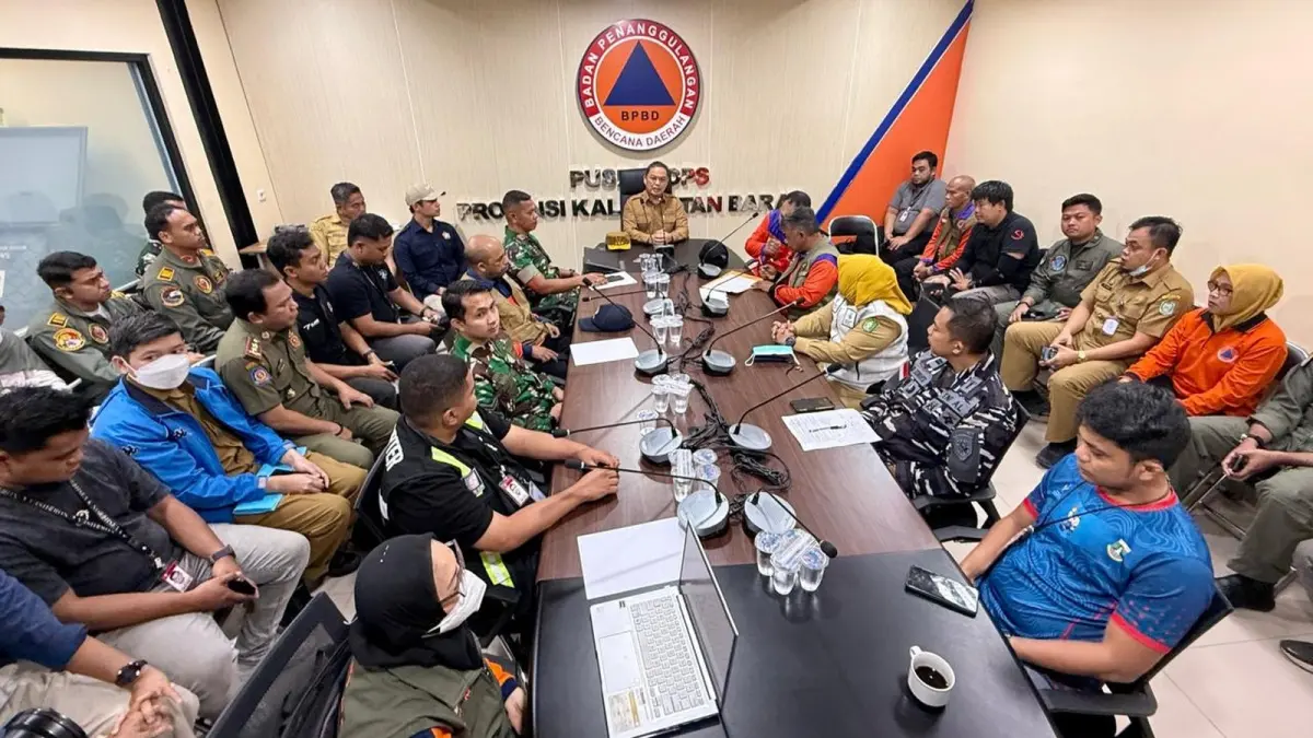 Gubernur Ria Norsan memimpin rapat koordinasi penanganan karhutla di Kantor BPBD Provinsi Kalbar, Selasa (1/9). (MEIDY KHADAFI/PONTIANAK POST)