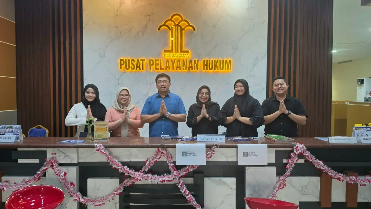 Jajaran pimpinan Kanwil Kemenkum Kalbar memantau layanan Apostille Fast-Trackpada Minggu (30/8). (DOK KANWIL KEMENKUM KALBAR)