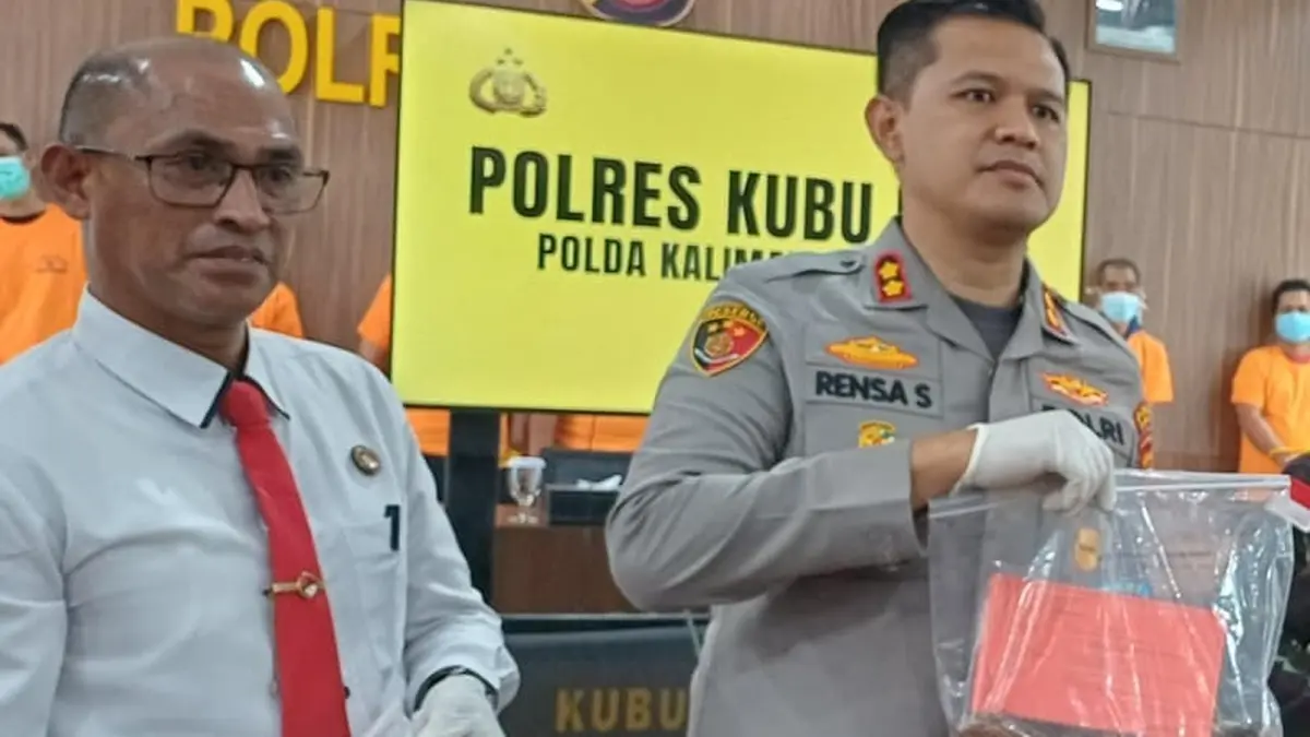 Kapolres Kubu Raya AKBP Rensa Sastika Aktadivia Robinson menunjukkan barang bukti kabel PLN hasil curian saat konferensi pers di Aula Polres Kubu Raya, Senin (31/8). (ASHRI ISNAINI/PONTIANAK POST)
