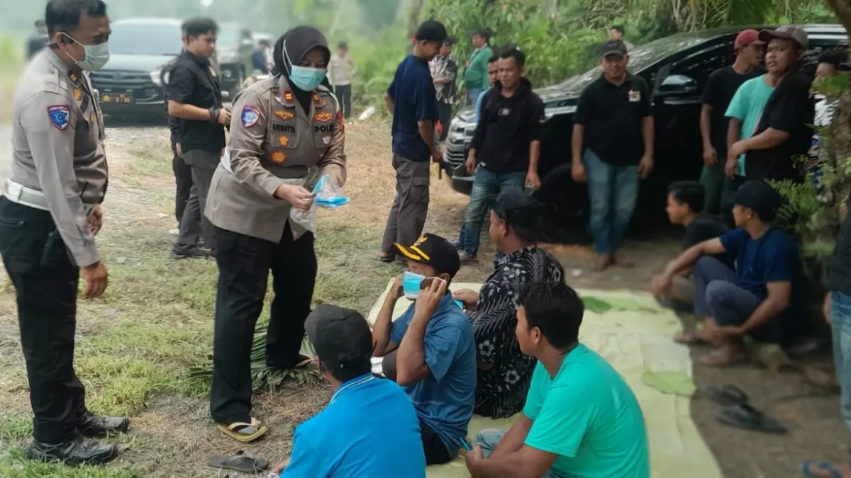 Kasatlantas Polres Sambas bagikan masker ke sejumlah masyarakat.