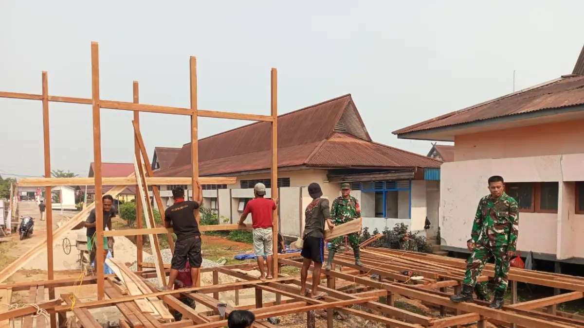 Kasdim 1206/Putussibau saat meniinjau Pembangunan dan Perehaban Gedung SMKN 1 Putussibau.(ISTIMEWA) 