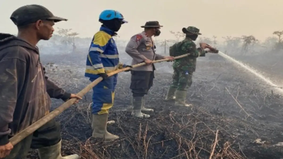 Kegiatan pemadaman karhutla yang dilaksanakan secara bersama-sama lintas sektor.