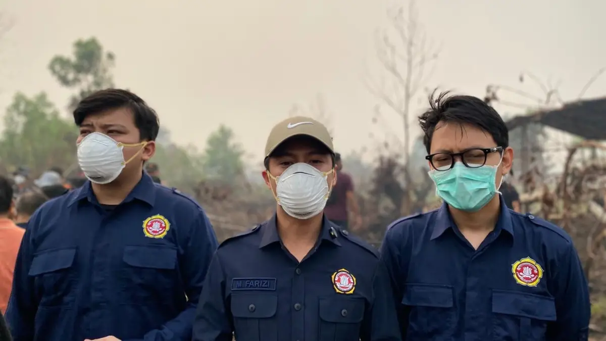 Ketua Pengurus Provinsi Karang Taruna Kalbar, Muhammad Farizi (tengah) ditemui usai mendampingi Gubernur Kalbar Ria Norsan dan Bupati Kubu Raya di lokasi karhutla pada Selasa (1/9). (MEIDY KHADAFI/PONTIANAK POST)