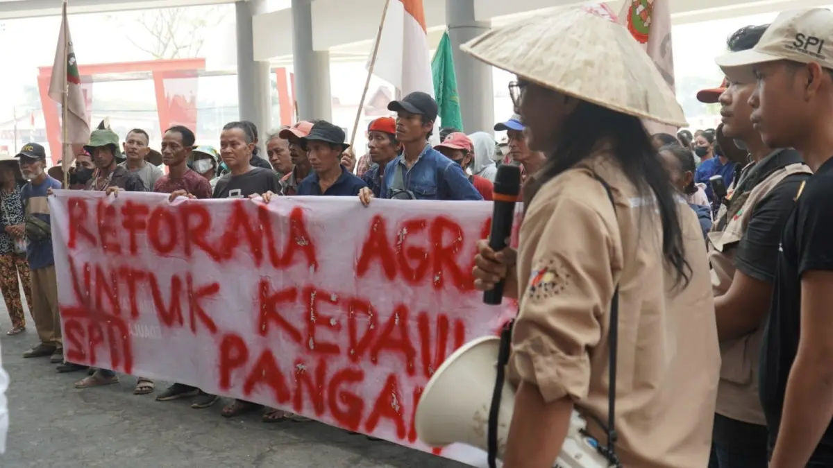 Masyarakat petani Kapuas Hulu saat mendatangi kantor Bupati Kapuas Hulu menuntut penyelesaian konflik agraria antara masyarakat dengan perusahaan. (TAUFIK/PONTIANAK POST)