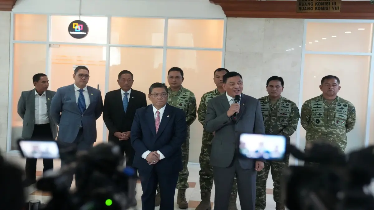 Menteri Pertahanan Sjafrie Sjamsoeddin bersama Ketua Komisi I DPR RI Utut Adianto saat konferensi pers di kompleks parlemen, Jakarta, Senin (31/8). (KEMHAN)