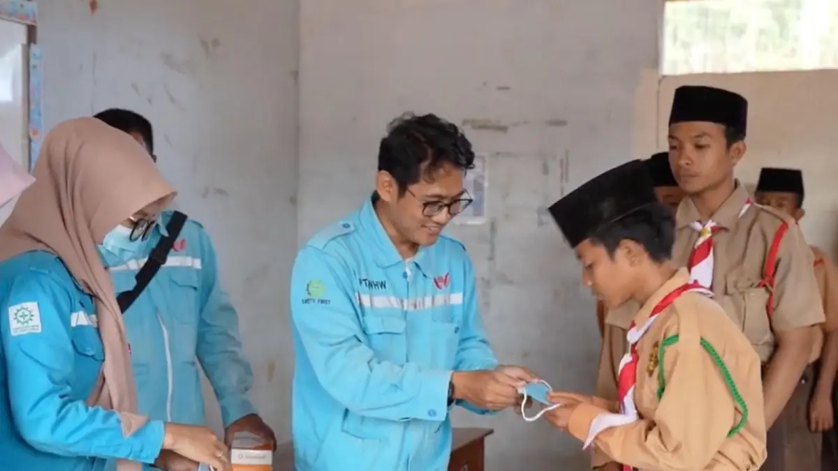 Perwakilan manajemen PT. WHW membagikan masker kepada para siswa di Kendawangan. (ISTIMEWA)