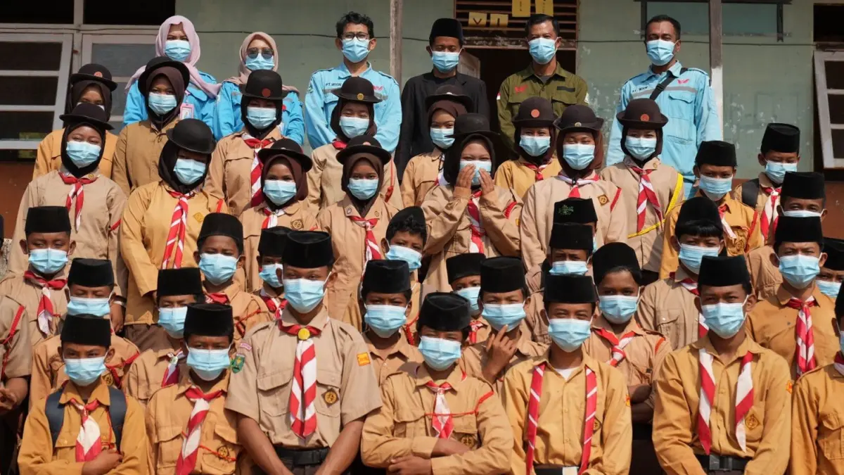 Perwakilan manajemen PT. WHW membagikan masker kepada para siswa di Kendawangan. Sementara itu, tim pemadam dari WHW bergerak menuju lokasi Karhutla.