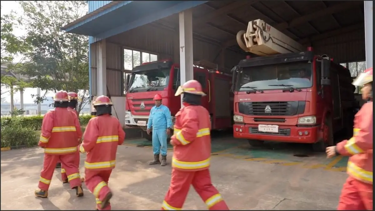 Perwakilan manajemen PT. WHW membagikan masker kepada para siswa di Kendawangan. Sementara itu, tim pemadam dari WHW bergerak menuju lokasi Karhutla.