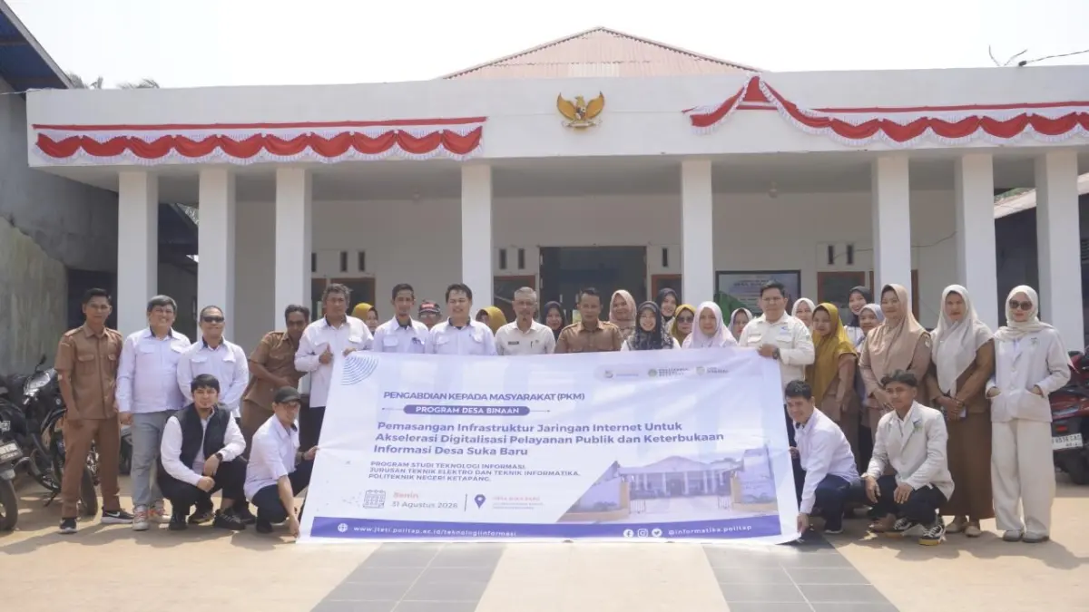 Tim Politeknik Negeri Ketapang foto bersama usai penyerahan perangkat jaringan internet di salah satu ruang publik Desa Sukabaru, Kecamatan Benua Kayong, Senin (31/8). Jaringan tersebut menghubungkan Kantor Desa, Taman Desa, dan Rumah Percontohan untuk mendukung akses informasi dan literasi digital masyarakat.