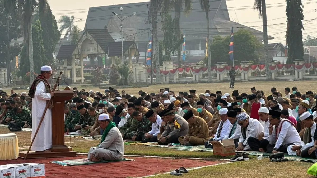 Ribuan jemaah sedang mengikuti Salat Istisqa’ di halaman Kantor Bupati Mempawah.