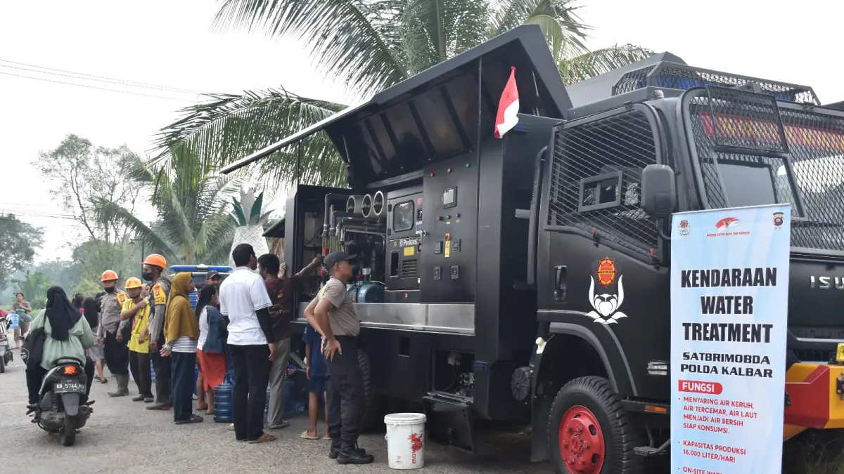 WATER TREATMENT KELILING: Satbrimob Polda Kalbar mengoperasikan Mobil Water Treatment keliling untuk mengolah air tidak layak menjadi air bersih bagi warga Kelurahan Siantan Hulu, Pontianak Utara, Senin (31/8/2026). Kendaraan khusus ini mampu menghasilkan hingga 6.000 liter air bersih per jam dan 2.500 liter air siap minum per jam untuk membantu memenuhi kebutuhan warga di tengah kemarau panjang.   