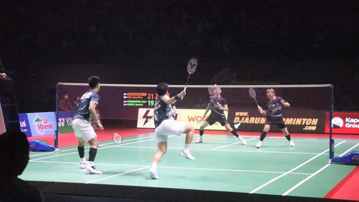 Salah satu pertandingan dalam ajang Polytron Pontianak International Challenge di GOR Terpadu Pontianak. (ADPIM PEMPROV)