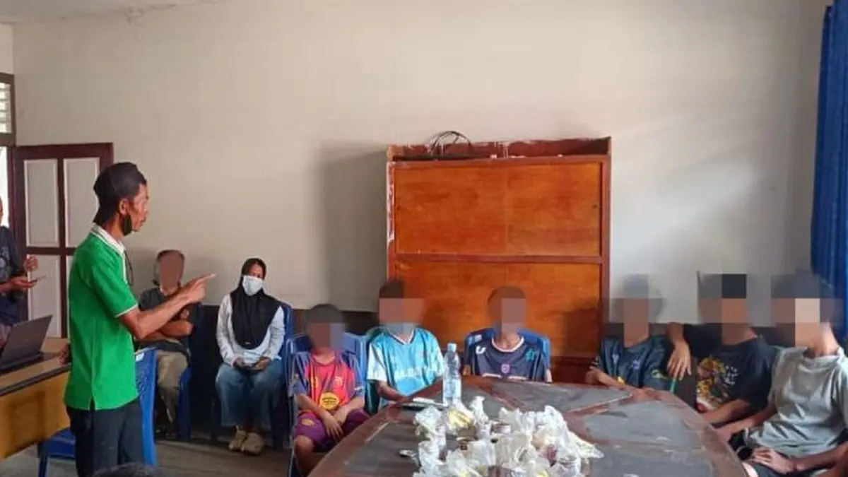 Sejumlah anak yang diduga ngelem dibawa ke Kantor Pol PP Kapuas Hulu. (ISTIMEWA)