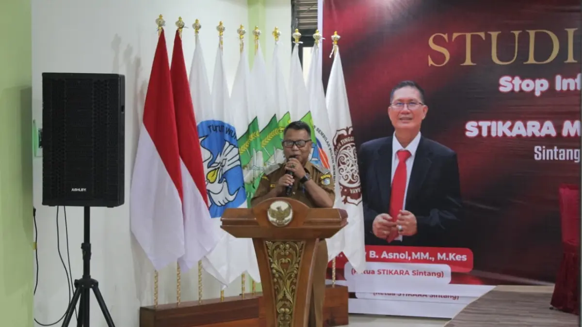 Staf Ahli Bupati Sintang Bidang Perekonomian, Pembangunan, dan Keuangan, Helmi, saat memberikan pembekalan kepada mahasiswa baru Sekolah Tinggi Ilmu Kesehatan Kapuas Raya (Stikara) Sintang.