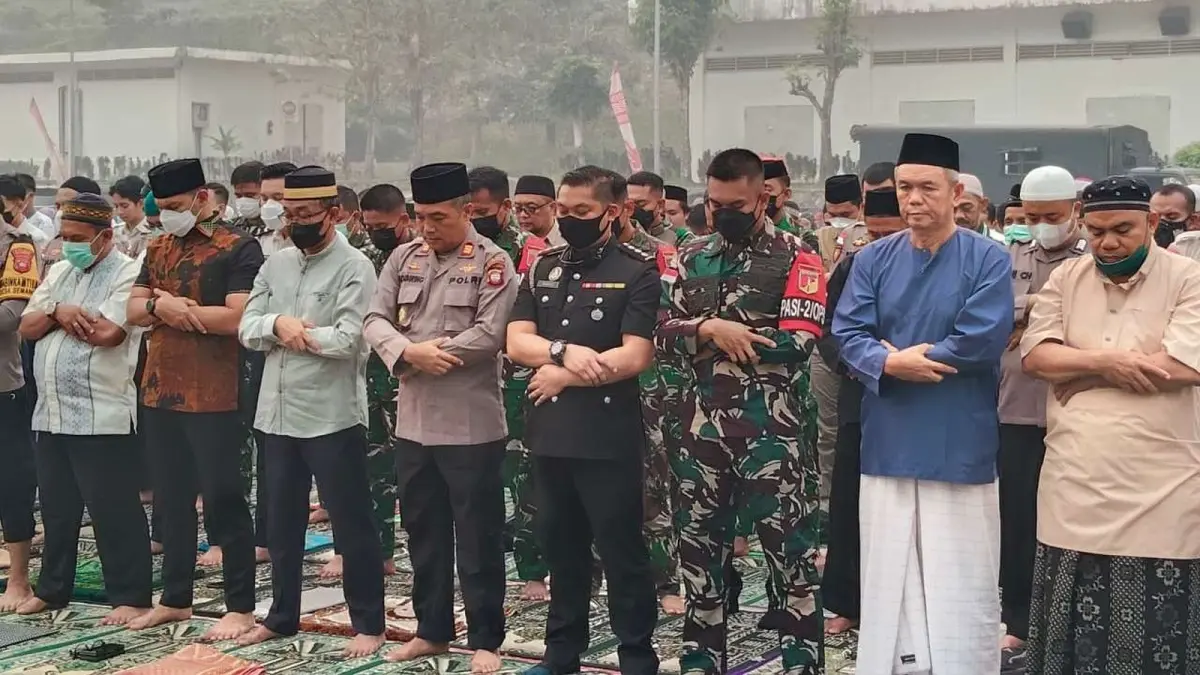 Sekitar 300 jamaah dari unsur TNI-Polri, instansi pemerintah, aparat keamanan Indonesia-Malaysia, tokoh agama dan masyarakat melaksanakan Sholat Istisqa di kawasan PLBN Entikong, Kabupaten Sanggau, Senin (31/8), sebagai ikhtiar memohon turunnya hujan di tengah musim kemarau dan ancaman kebakaran hutan dan lahan (Karhutla). (ISTIMEWA)