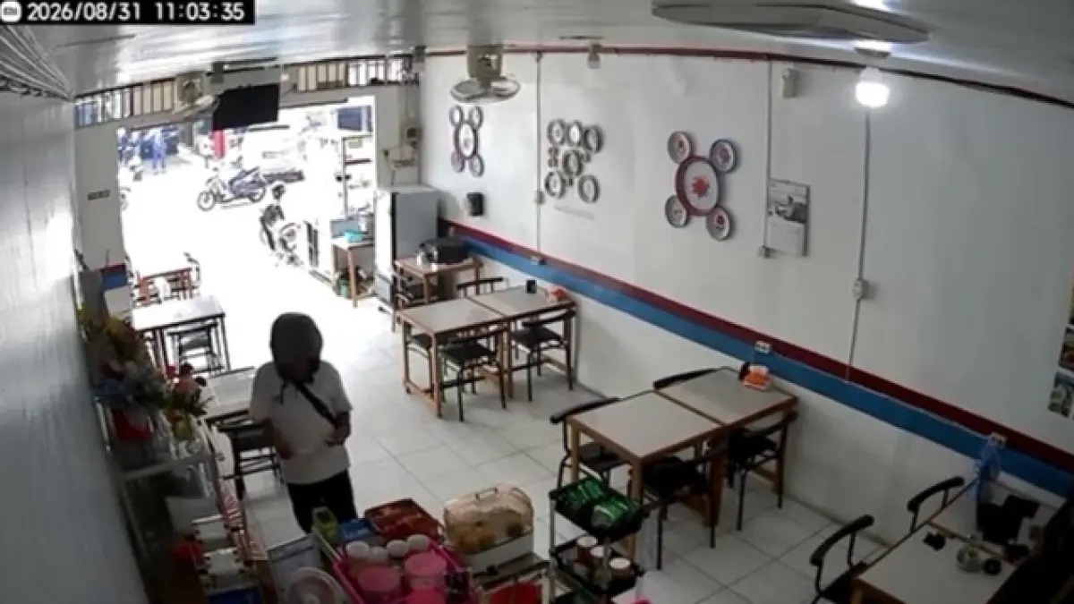 Tangkapan layar aksi oknum yang diduga mengatasnamakan petugas pemungut retribusi sampah di salah satu warkop di Kota Singkawang. (MC Singkawang)