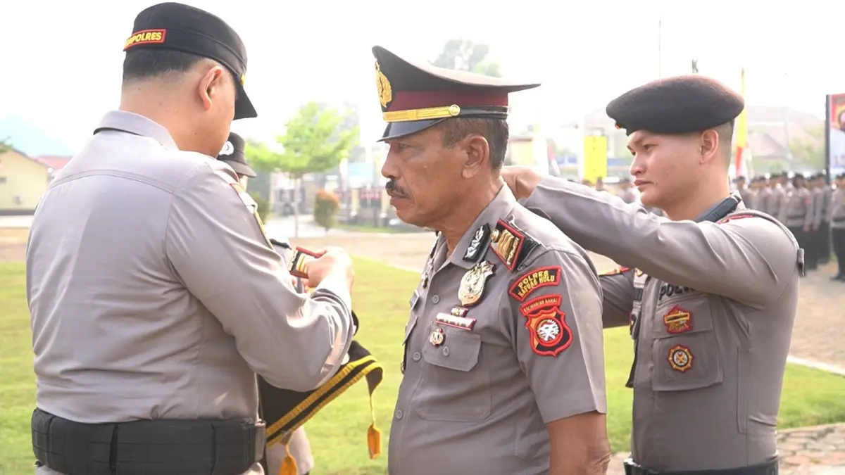 Upacara kenaikan pangkat pengabdian terhadap Kompol Rajiman dipimpin oleh Kapolres Kapuas Hulu, AKBP Wisnu Perdana Putra. (ISTIMEWA)