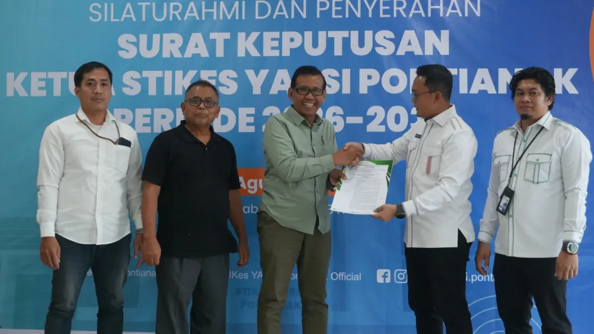 Uti Rusdian menerima SK kembali pimpin STIKes Yarsi Pontianak. 