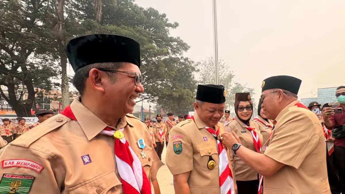 Wakil Bupati Mempawah menyematkan lencana penghargaan kepada Ketua dan Wakil ketua DPRD Mempawah disela perayaan HUT ke-65 Pramuka di Sungai Pinyuh.