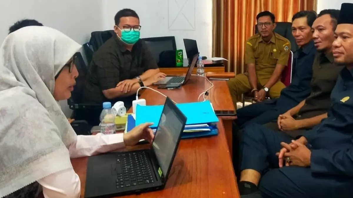 Wakil Ketua Komisi I, Yulisman didampingi anggota Kamiriluddin dan Rudi berkoordinasi dengan Kepala BWSK 1 Pontianak, M Tahid terkait program ABSAH di ruang kerjanya. (ISTIMEWA)