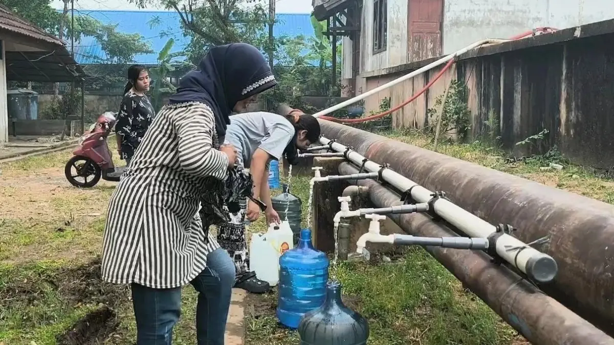 Warga memanfaatkan titik air tawar gratis yang disediakan PDAM Tirta Khatulistiwa Pontianak. (Pemkot Pontianak)