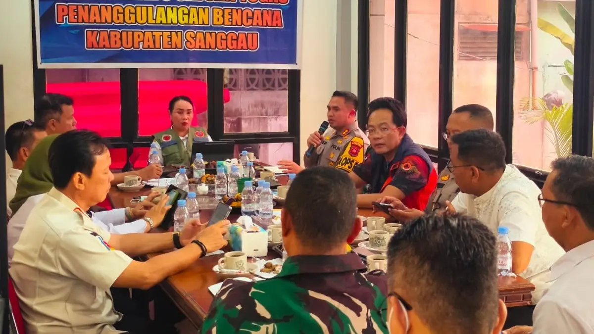 Wakil Bupati Sanggau Susana Herpena bersama Kapolres Sanggau AKBP Kadek Ary Mahardika dan jajaran mengikuti briefing penanganan Karhutla serta antisipasi dampak El Nino di Sekretariat Tim Reaksi Cepat (TRC) BPBD Kabupaten Sanggau, Rabu (2/9). (AGUNG RAJALI SAPUTRA/PONTIANAK POST)