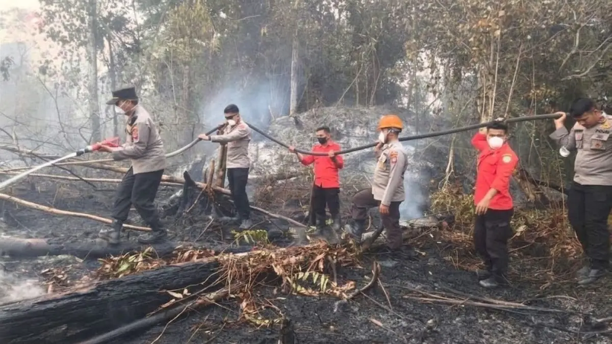 Petugas gabungan Polsek Sekayam bersama Brimob, Manggala Agni dan masyarakat melakukan verifikasi tiga titik hotspot di Dusun Sei Tekam, Desa Sei Tekam, Kecamatan Sekayam, Kabupaten Sanggau. Hasil pengecekan memastikan api telah padam dan kondisi lahan terpantau aman pada Selasa (1/9). (ISTIMEWA)