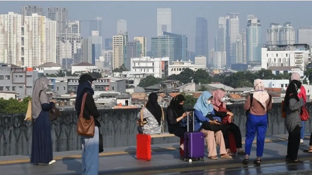 Arsip foto - Sejumlah warga mengenakan masker saat berada di Stasiun KA Manggarai, Jakarta, Kamis (24/8/2023). (ANTARA FOTO/Aditya Pradana Putra/nym/pri).