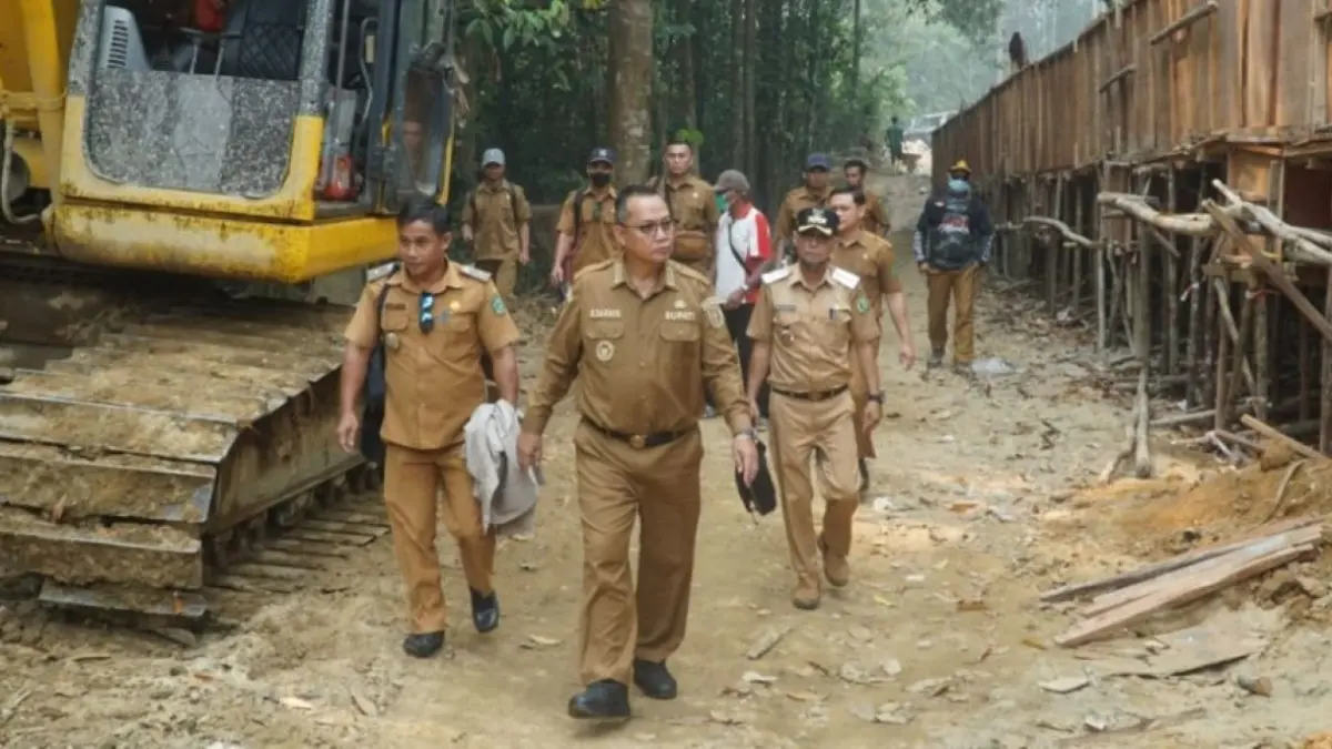 Bupati Bengkayang Sebastianus Darwis usai meninjau rencana lokasi pembangunan Batalyon Teritorial Pembangunan di Dusun Sengkabag, Selasa (1/9/2026). (ANTARA/Narwati)