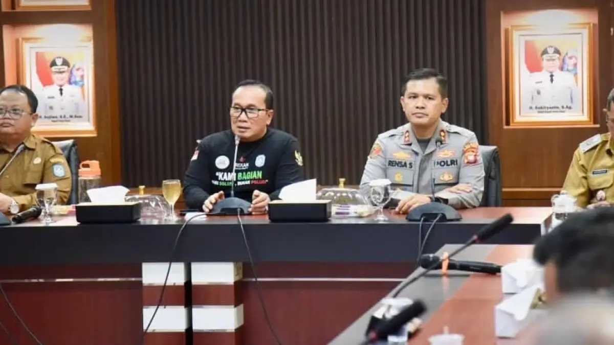Bupati Kubu Raya Sujiwo memimpin Rapat Koordinasi Penanganan Karhutla dan Kekeringan di Ruang Pamong Praja I Kantor Bupati Kubu Raya, Senin (31/8). Rapat membahas penanganan karhutla serta pemenuhan kebutuhan air bersih bagi masyarakat terdampak.
