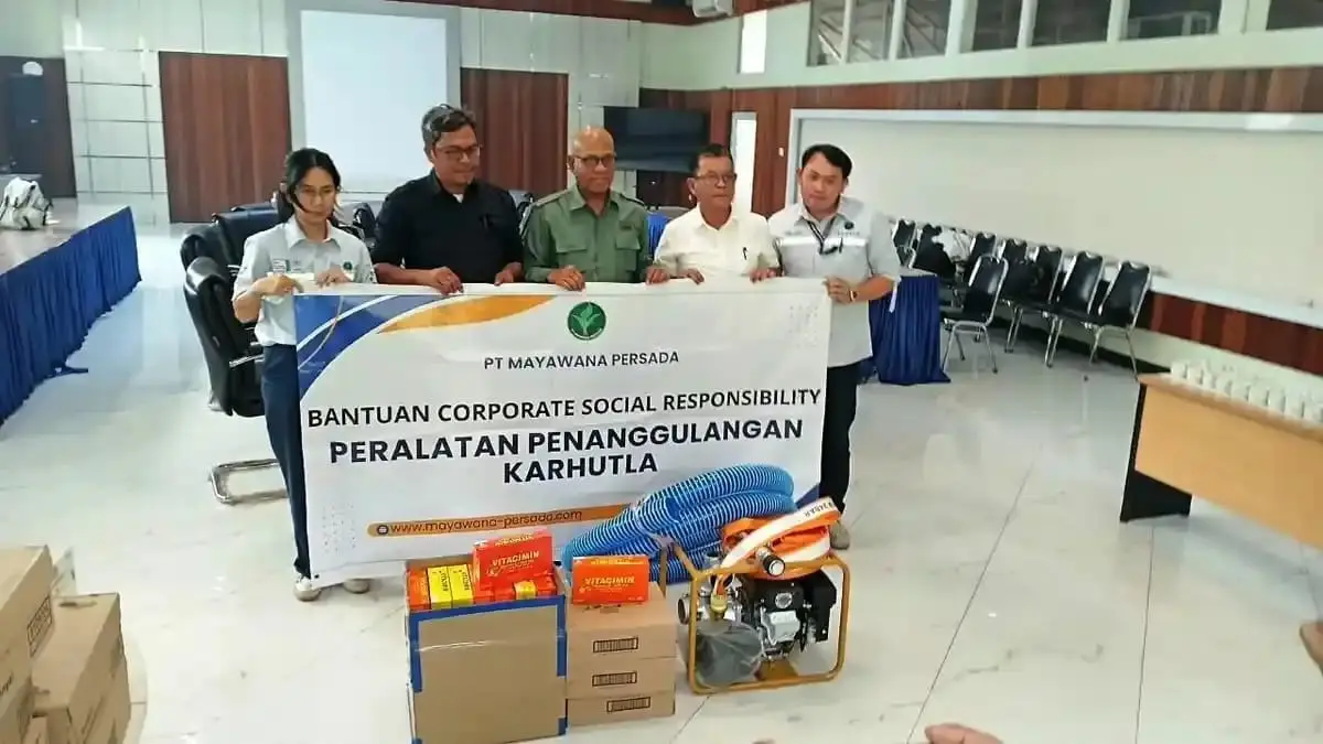DUKUNG PEMADAMAN: PT Mayawana Persada menyerahkan mesin pompa, selang, dan nozzle kepada DLHK Kalimantan Barat di Pontianak, Rabu (2/9). Bantuan tersebut untuk memperkuat kesiapsiagaan dan penanganan karhutla di lapangan. (ISTIMEWA)