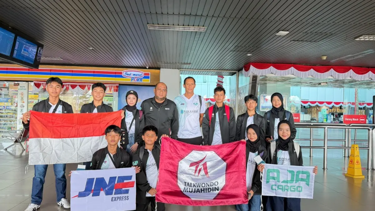 Foto bersama para atlit di depan pintu keberangkatan Bandara Supadio, sebelum terbang ke Negeri Sembilan Malaysia untuk mengikuti kejuaraan MBW Internasional Taekwondo Championship. (ISTIMEWA)