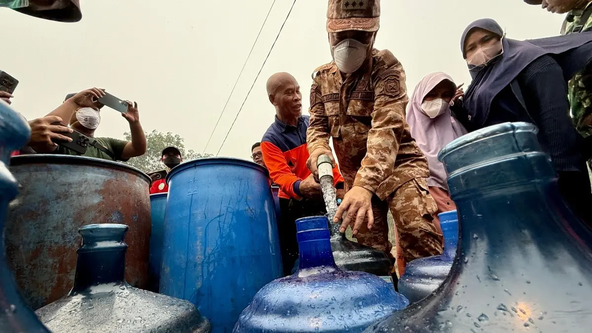 Gubernur Kalbar Ria Norsan menyalurkan air bersih kepada warga Sekunder C, Desa Rasau Jaya Umum, Kecamatan Rasau Jaya, Kabupaten Kubu Raya pada Rabu (2/9). (MEIDY KHADAFI/PONTIANAK POST)