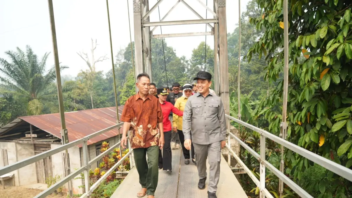 Gubernur Kalbar Ria Norsan saat kunjungan kerja ke Desa Engkangin, Kabupaten Landak. (Adpim pemprov Kalbar)