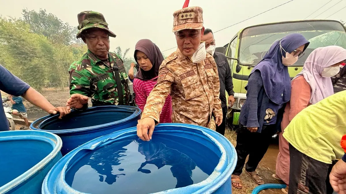 Gubernur Kalbar Ria Norsan saat meninjau lokasi karhutla di Sekunder C, Rasau Jaya, Kabupaten Kubu Raya, Rabu (2/9). (MEIDY KHADAFI/PONTIANAK POST)