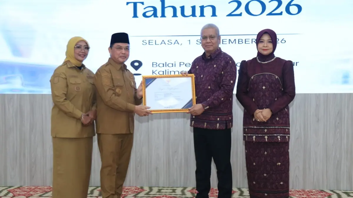 Gubernur Kalimantan Barat Ria Norsan saat menyerahkan bingkisan kepada Sekda Harisson yang memasuki masa purnatugas. (Adpim Pemprov Kalbar)
