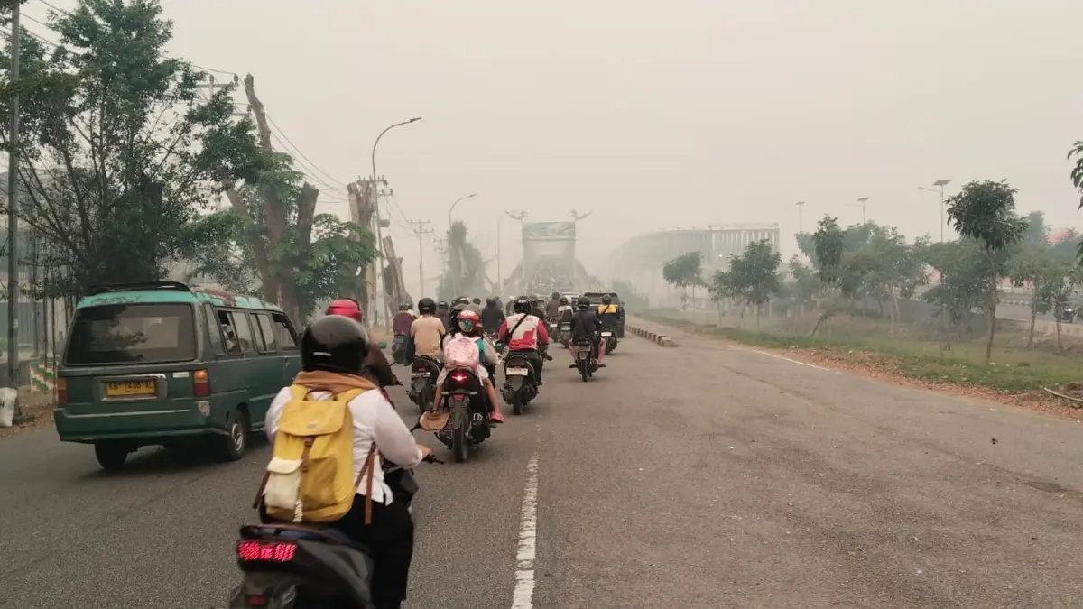 Kabut asap tampak semakin tebal menyelimuti kawasan Jembatan Kapuas satu, Kota Pontianak, Rabu (2/9) pagi. Kondisi tersebut menyebabkan jarak pandang pengendara yang melintas menjadi terbatas. (WANDI/PONTIANAK POST)