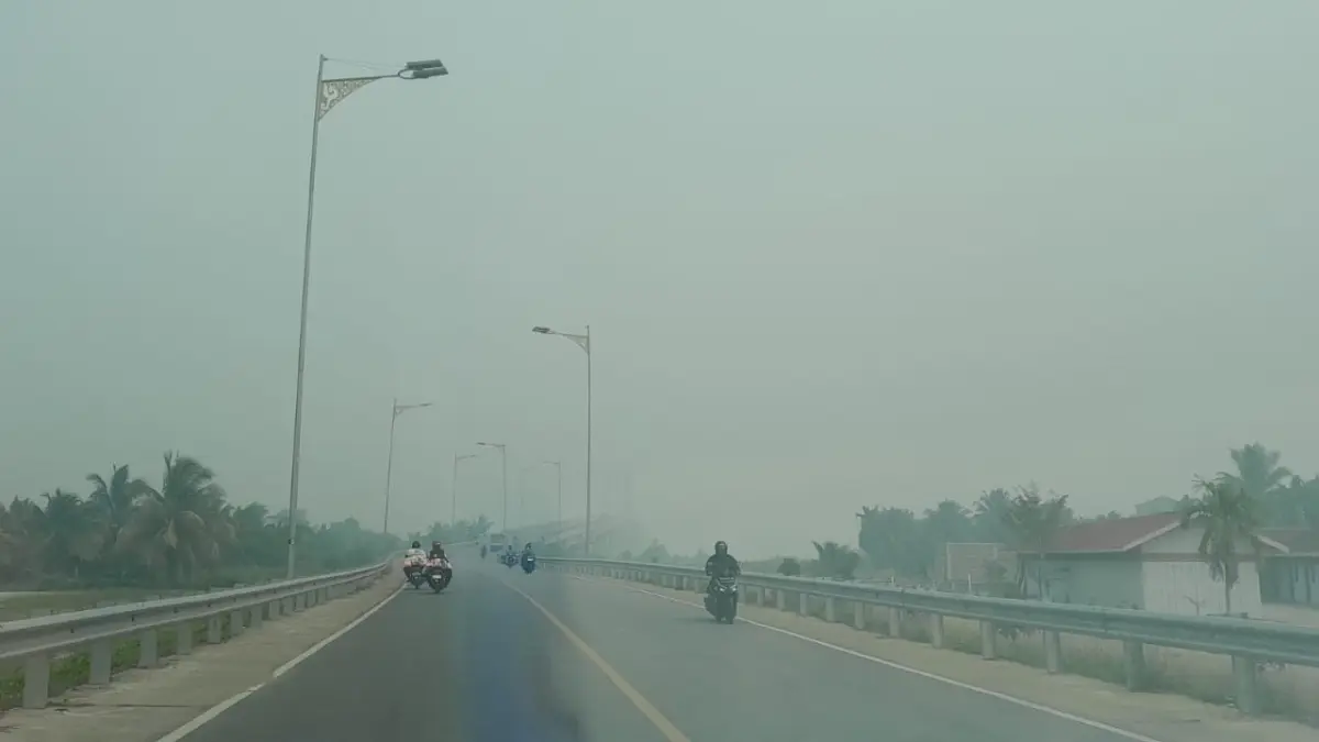 Kabut asap yang melanda membuat Jembatan Sungai Sambas Besar (JSSB) nyaris tak terlihat, Selasa (1/9).