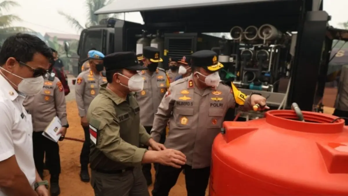 Kapolda Kalbar bersama Bupati Kubu Raya meninjau pendistribusian air bersih yg disalurkan oleh Brimob Polda Kalbar untuk masyarakat terdampak karhutla di Dusun Lintang Batang, Sungai Ambawang, Kalbar. (ANTARA/Jessica Helena Wuysang)