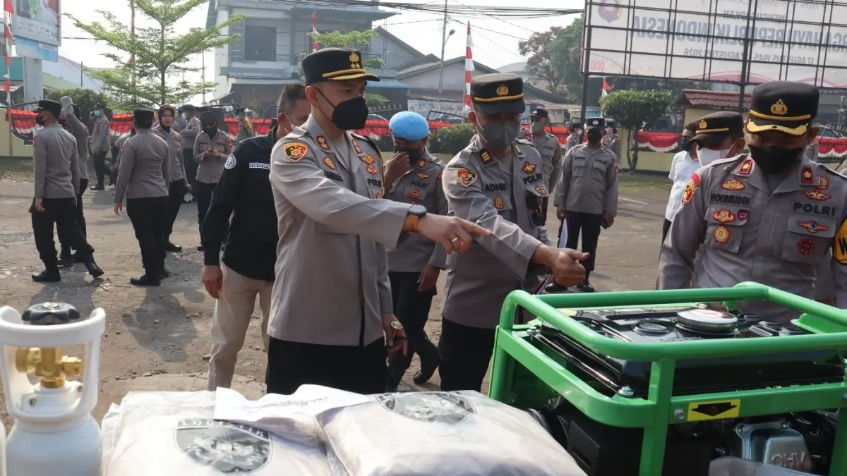 Kapolres Ketapang, AKBP M. Harris, mengecek bantuan sarpras untuk Karhutla. (ISTIMEWA)
