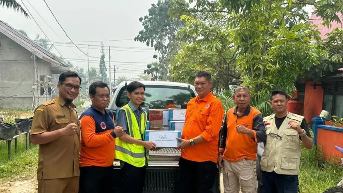 Kepala BPBD Mempawah, Aswin menerima bantuan logistik dari perusahaan swasta.