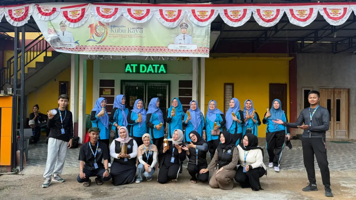 Mahasiswa Kuliah Kerja Nyata (KKN) Universitas Muhammadiyah (UM) Pontianak di Desa Mekar Baru, Kecamatan Sungai Raya, Kabupaten Kubu Raya. (ISTIMEWA)