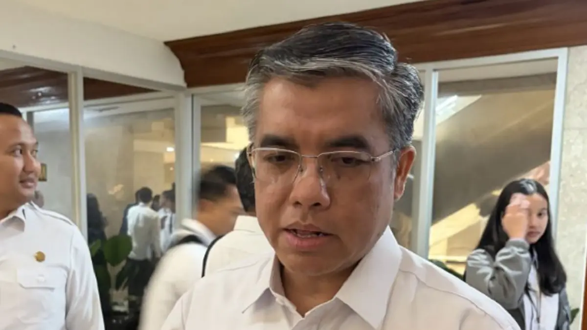Menteri Ketenagakerjaan (Menaker) Yassierli memberikan keterangan kepada awak media di Kompleks Parlemen Senayan, Jakarta, Rabu (2/9). (ANTARA/Arnidhya Nur Zhafira)