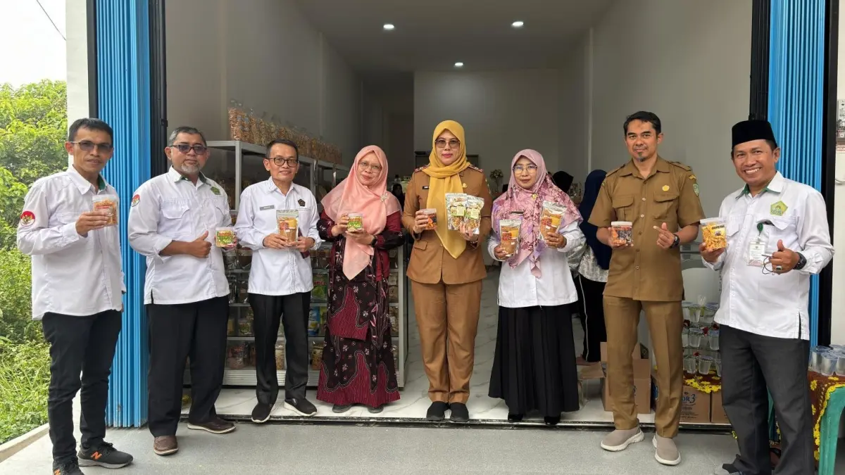 Peresmian Rumah Olahan Seroja Snack milik Titin Sumarni, anggota DWP Kemenag Singkawang, Selasa (1/9).