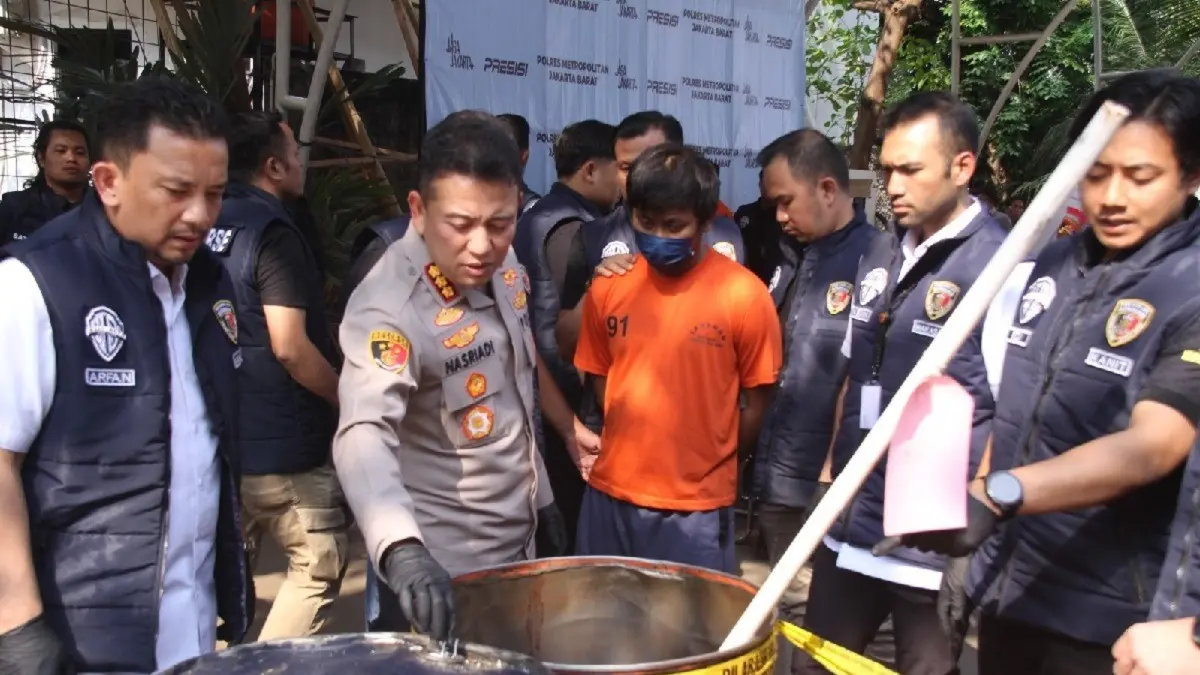 Polisi mengungkap praktik produksi oli palsu yang beroperasi di sebuah gudang kawasan Cengkareng, Jakarta Barat. (Jawa Pos)