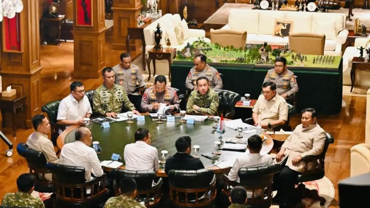 Presiden Prabowo Subianto memimpin rapat terbatas mengenai penanggulangan kebakaran hutan dan lahan (karhutla) Kalimantan dan Sumatra di kediaman pribadi Presiden, Hambalang, Kabupaten Bogor, Jawa Barat, Selasa (1/9). (ANTARA/HO-BPMI Sekretariat Presiden.)