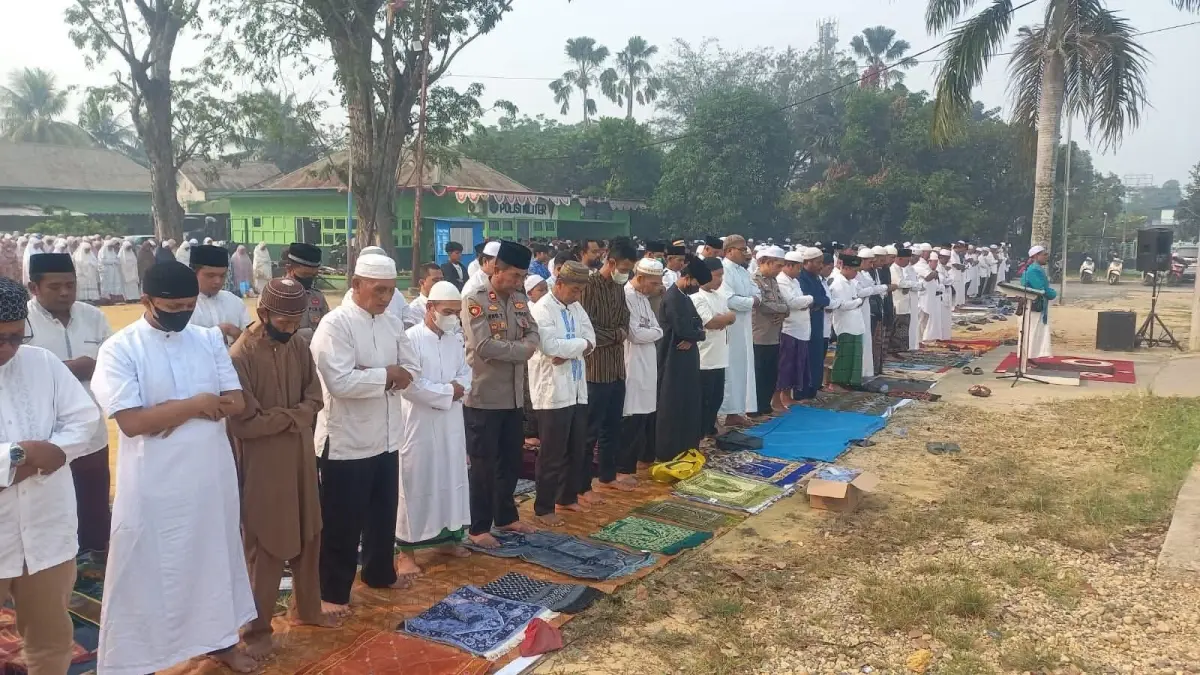 Ratusan muslim Kota Singkawang menggelar Salat Istisqa di Halaman Mess Daerah, Jalan Merdeka, Selasa (1/9) pagi.
