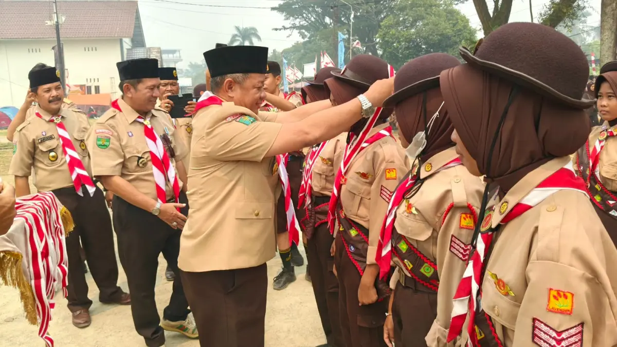 Safruddin Asra mengalungkan Lencana Pramuka Garuda kepada sejumlah anggota yang dinyatakan telah memenuhi persyaratan dan mencapai tingkatan tertinggi dalam golongannya.
