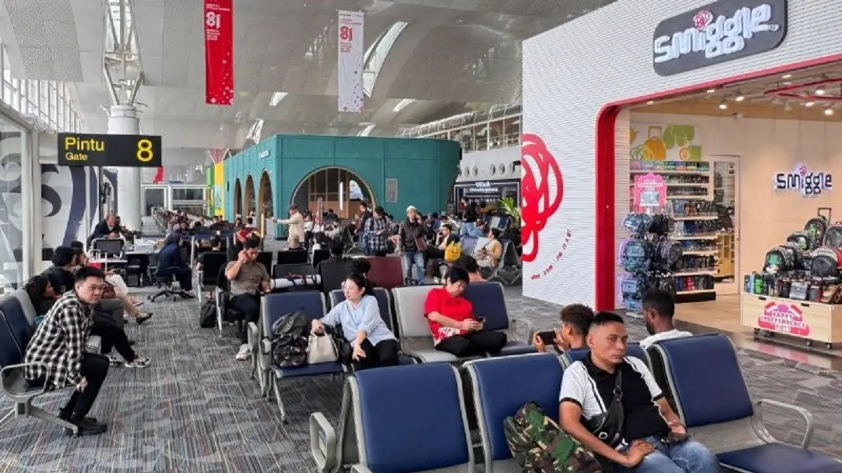 Sejumlah calon penumpang maskapai sedang menanti operasional penerbangan di terminal domestik Bandara Internasional Kualanamu Deli Serdang, Sumatera Utara, Selasa (1/9). (ANTARA/HO-PT Angkasa Pura Aviasi)
